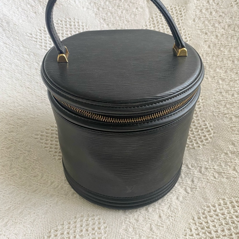 ✅💯Authentic Louis Vuitton  Black Epi Vanity Classic.